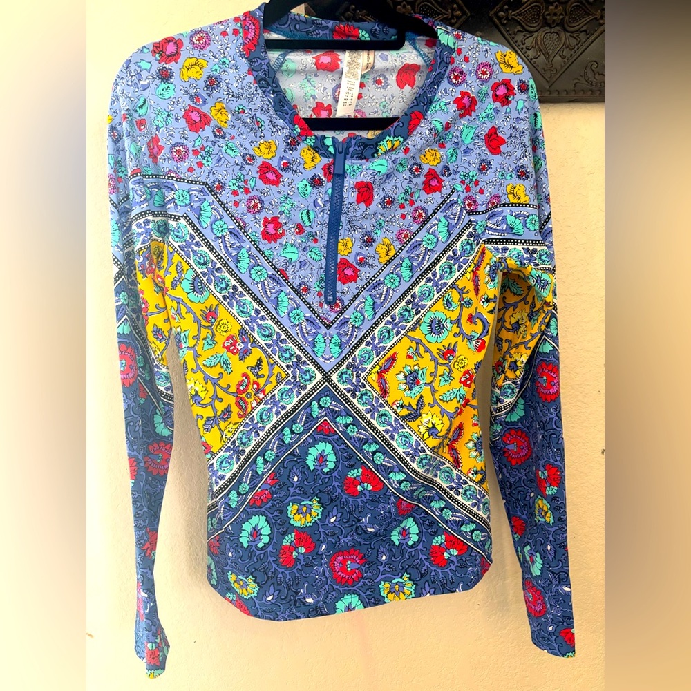 Nanette Lepore Blue Graphic Long Sleeve active wear